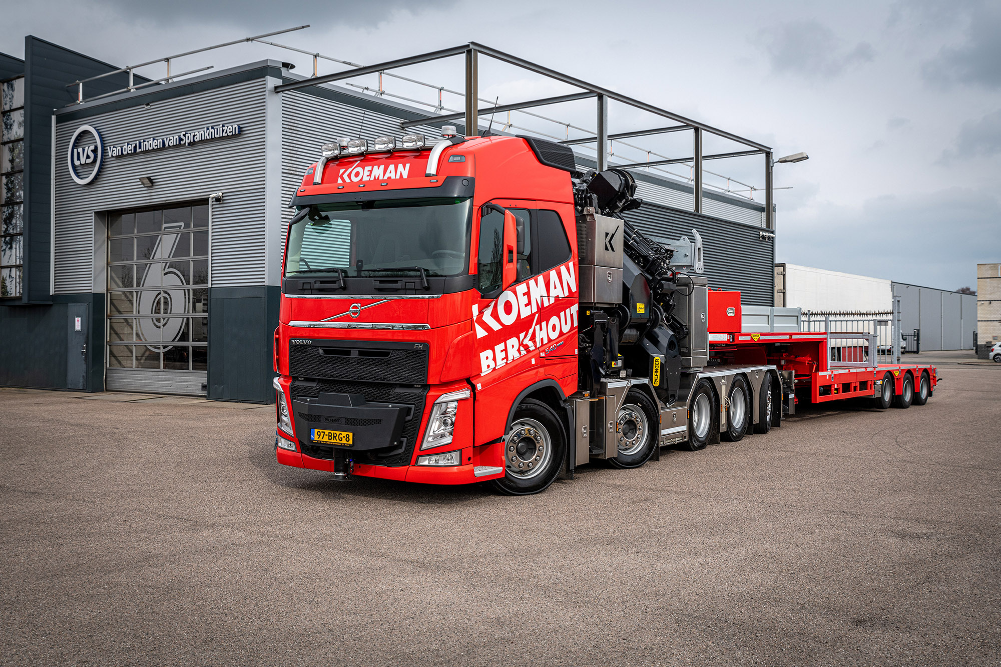 De hijsspecialist koos voor deze configuratie omdat LVS Trucks en Volvo Trucks het gewenste chassis konden leveren voor de volledig elektrisch aangedreven autolaadkraan. Daarmee loopt Koeman Berkhout voorop in Nederland. De Volvo FH is geleverd door Volvo Trucks-dealer LVS Trucks in Zwaag. Koeman Berkhout is gespecialiseerd in de verhuur van telescoopkranen en mobiele torenkranen. “We voeren voornamelijk bouwgerelateerde hijswerkzaamheden uit in opdracht van aannemers: van fundering tot schoorsteenkap”, zegt eigenaar Martijn Koeman. Met de Volvo FH 540 10x4 bakwagen/trekker voegt Koeman Berkhout een multifunctioneel inzetbaar voertuig toe aan de vloot. “Met deze truck kunnen we alle voorkomende werkzaamheden uitvoeren: van het transporteren en plaatsen van bouwketen en containers met bouwmaterialen tot vloerdelen.” Emissieloos hijsen Bijzonder is dat de 165 tonmeter Palfinger-autolaadkraan, die is opgebouwd door de firma Rijkhoff uit Wormerveer, volledig elektrisch wordt aangedreven. Dat gebeurt met een standalone accupakket, waarvoor dankzij slimme opstelling van de componenten op het chassis ruimte is gecreëerd. Koeman: “Het is onze eerste elektrische autolaadkraan en ook een van de eersten in Nederland in deze categorie. Dit was echt een wens van mij omdat ik ervan overtuigd ben dat emissieloos hijsen de toekomst heeft en een steeds grotere rol gaat spelen bij de gunning van opdrachten. Nu al merk ik dat opdrachtgevers steeds vaker vragen wat wij doen om onze emissies te reduceren. Ik vind het leuk om voorop te lopen en nieuwe technieken toe te passen. Het chassis van de Volvo FH bleek het best geschikt voor deze autolaadkraan. Ander voordeel is dat Volvo dit chassis af fabriek levert. Bovendien voldoet deze truck aan andere eisen, zoals een lengte binnen de 10 meter, zodat we er zonder extra vergunningen in binnenstedelijke gebieden mee mogen komen.” Werkgebied van 360 graden De truck is voorzien van een chassis dat aan de voorzijde doorloopt. “Daardoor kunnen we een extra stempelpoot monteren voor de cabine. Zo hebben we een volledig 360 graden werkgebied.” Met het oog op het werk- en rijcomfort is de truck rondom luchtgeveerd en voorzien van Volvo Dynamic Steering en de draadloze afstandsbediening Work Remote. I-Shift met kruipversnellingen Koeman Berkhout gaat de truck bij gelegenheid ook inzetten als zwaartransport trekker. Het bedrijf heeft daarvoor een nieuwe Broshuis-dieplader aangeschaft. “Om die reden hebben we gekozen voor I-Shift met kruipversnellingen, waarmee het mogelijk is om op zeer lage snelheid te rijden. Bij zware lading maakt dat het wegrijden gemakkelijker.” De nieuwe aanwinst is de tweede Volvo-truck in het wagenpark van Koeman Berkhout. Dat bestaat uit twee trucks met een autolaadkraan en elf mobiele telescoopkranen en torenkranen. “Naast het feit dat Volvo-trucks uitstekende producten zijn, ben ik erg blij met de mensen van LVS Trucks in Zwaag. De service die zij bieden is echt fantastisch. Als er een keer wat is, worden we meteen geholpen. Het is ontzettend prettig om daar op te kunnen vertrouwen.” Over Koeman Berkhout Koeman Berkhout bestaat sinds 1972. “Wij zijn een familiebedrijf waarvan ik als tweede generatie de eigenaar ben”, zegt Koeman. “Gaandeweg hebben we ons volledig toegelegd op kraanverhuur en transport. Met een team van vijftien medewerkers voeren we projecten uit in Noord-Holland, Zuid-Holland, Utrecht en Flevoland.”